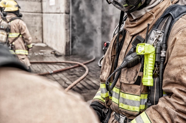 Lampe PELI™ aimantée 3415 Atex Zone 0 : conçue pour les sapeurs-pompiers