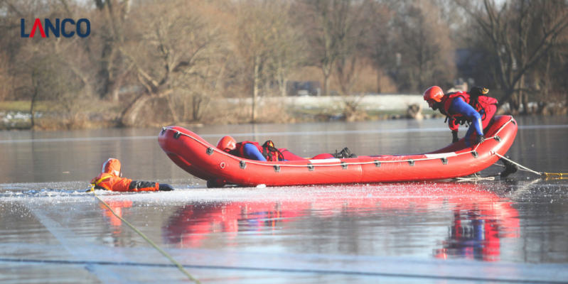 Le bateau pneumatique LANCO : L\'incontournable du sauvetage sur glace   