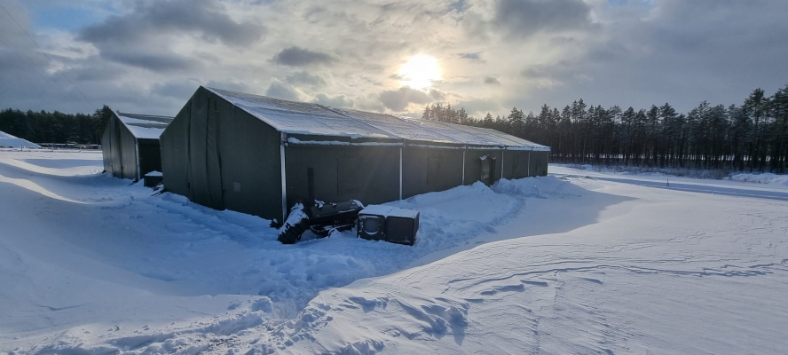 Les tentes LANCO peuvent supporter des ventes allant jusqu'à 100 km/h et des charges de neige allant jusqu'à 50 kg/m2